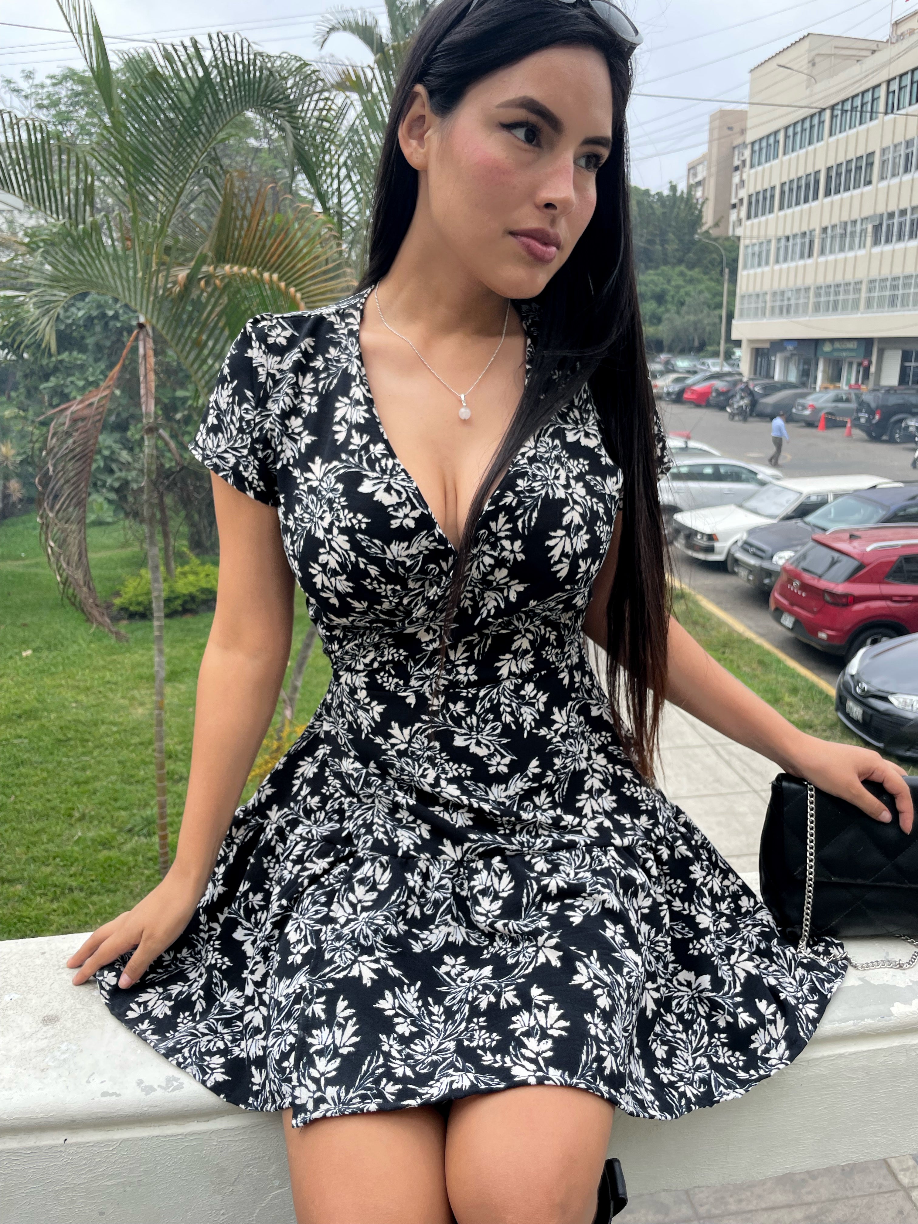 A Dayana vestido envolvente negro flores blancas